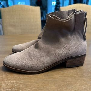 Women’s Dolce Vita Size 6 Taupe suede bootie